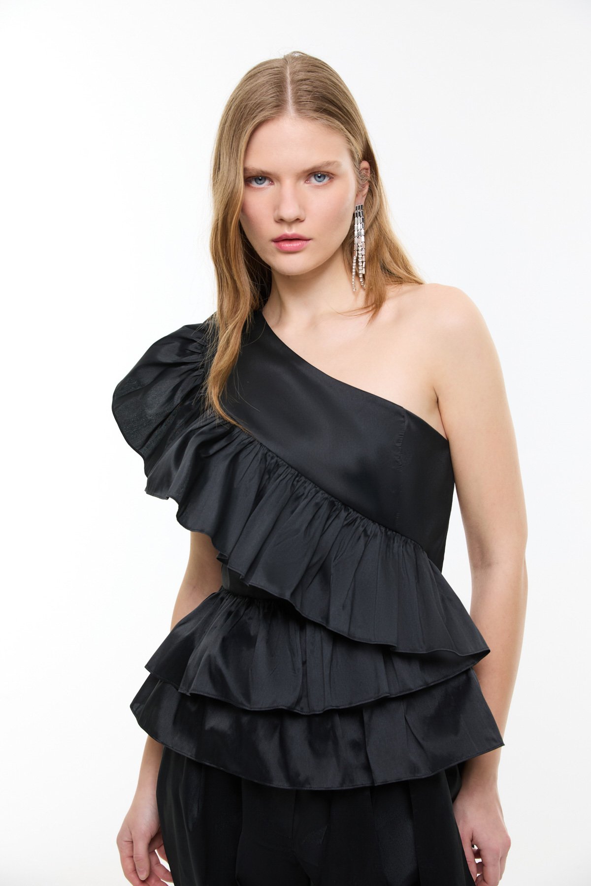 1200x1800_tek-omuz-volanli-tafta-bluz-siyah-31266-46-B.jpg