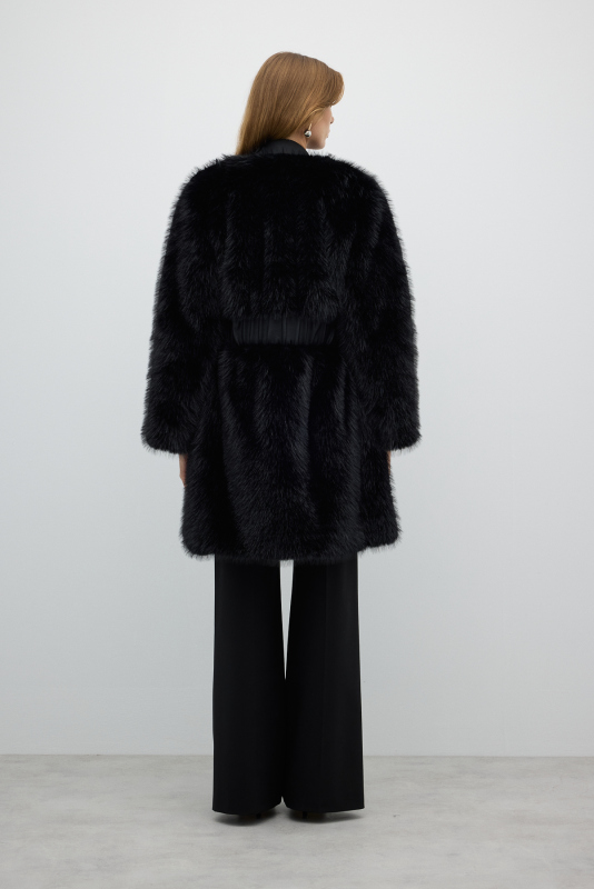 Bele Oturan Lastik ve Çıtçıt Detaylı Kürk Kaban Siyah - Roman (1)