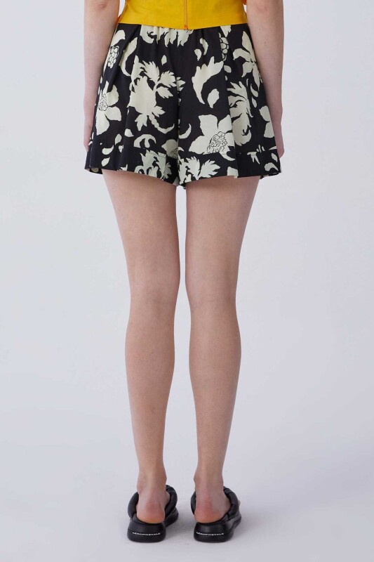 Beyaz Çiçekli Kısa Şort Standart Renk - 2