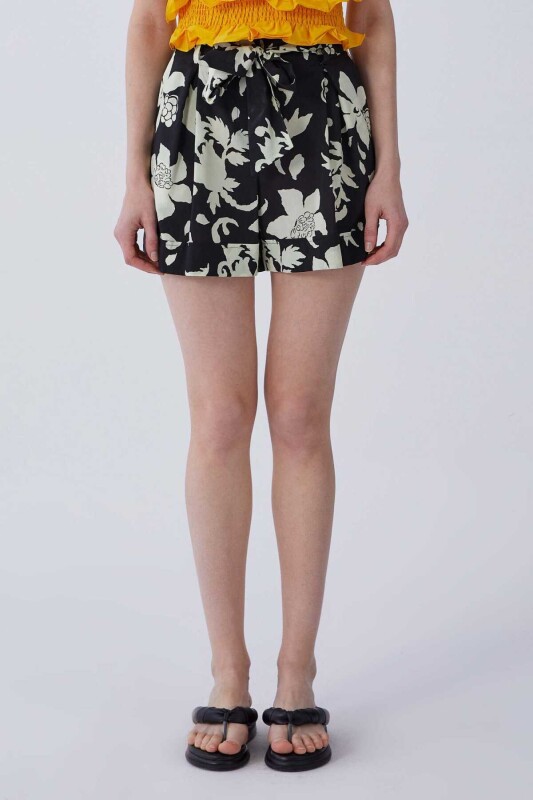 Beyaz Çiçekli Kısa Şort Standart Renk - 1