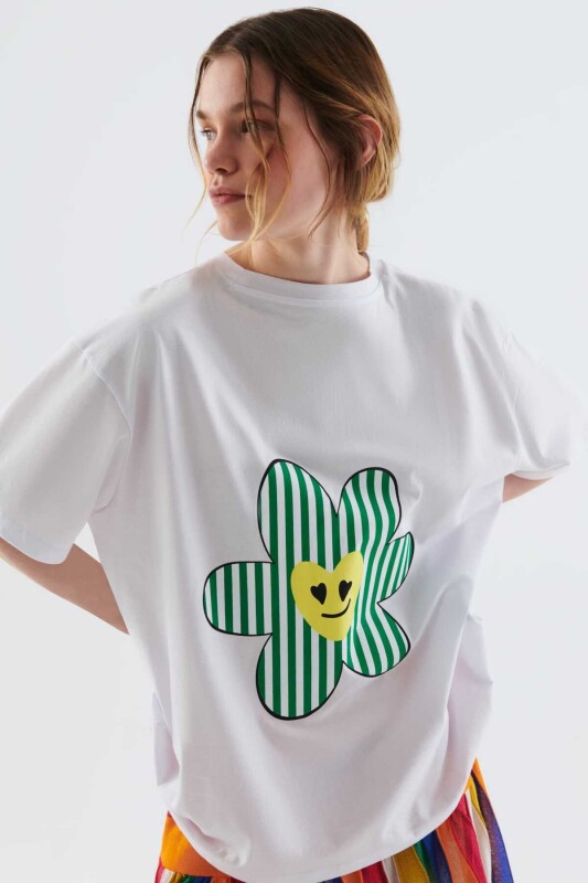  Çiçek Figürlü Kadın Tişört Standart Renk - 3