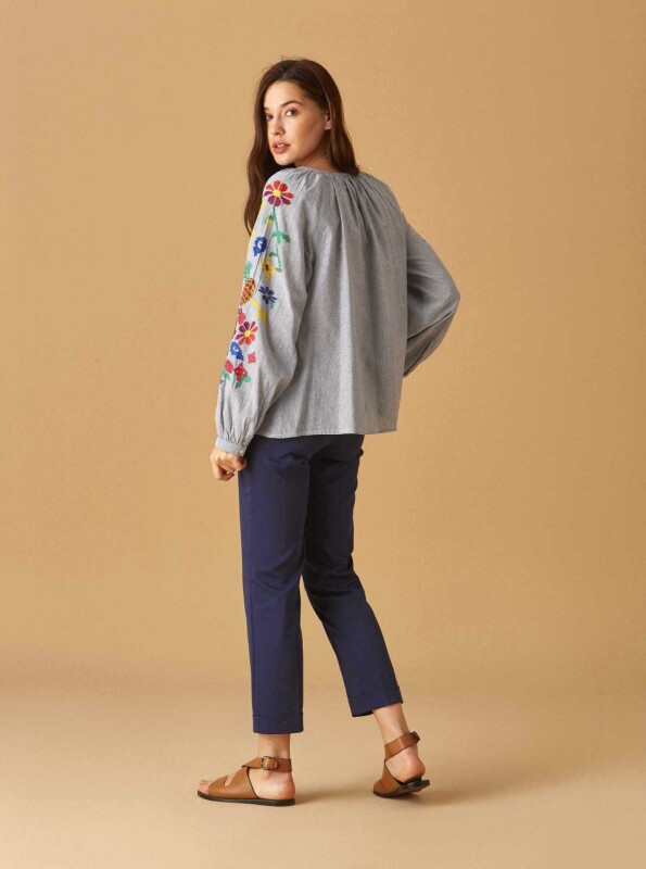 İşlemeli Püskül Bağcıklı Bluz Mavi - 2