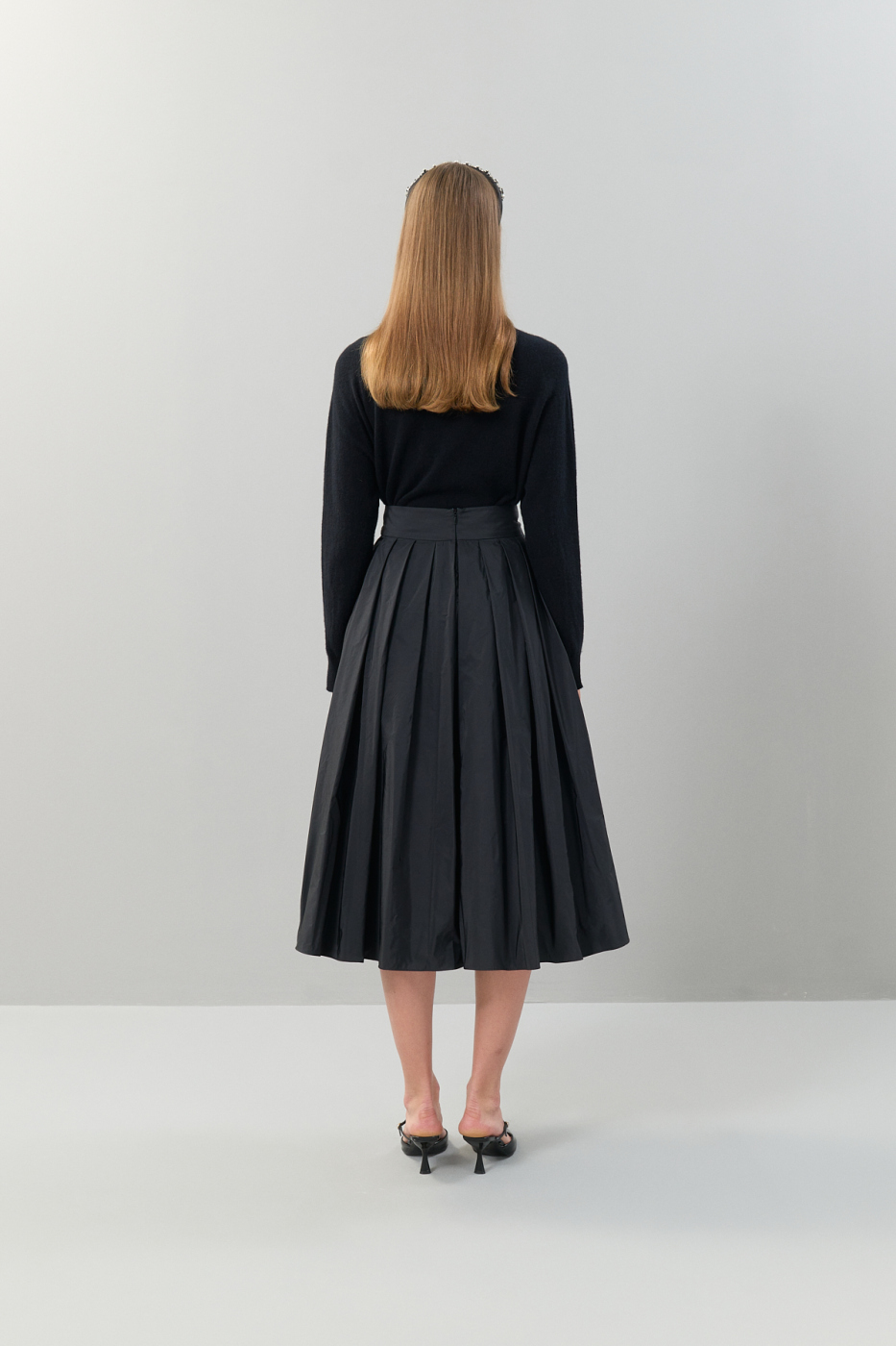 Raqsda külotsiz etek ostida