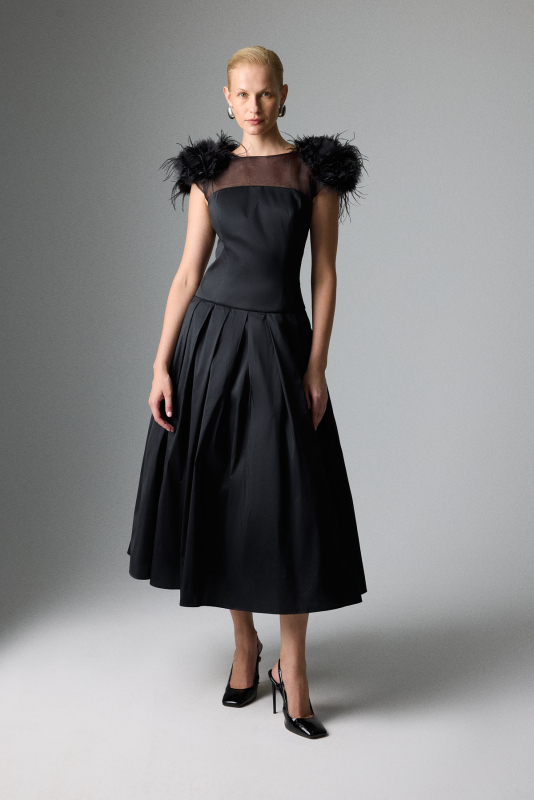 Omuzları Çiçek Aksesuarlı Pileli Midi Boy Elbise Siyah - Roman