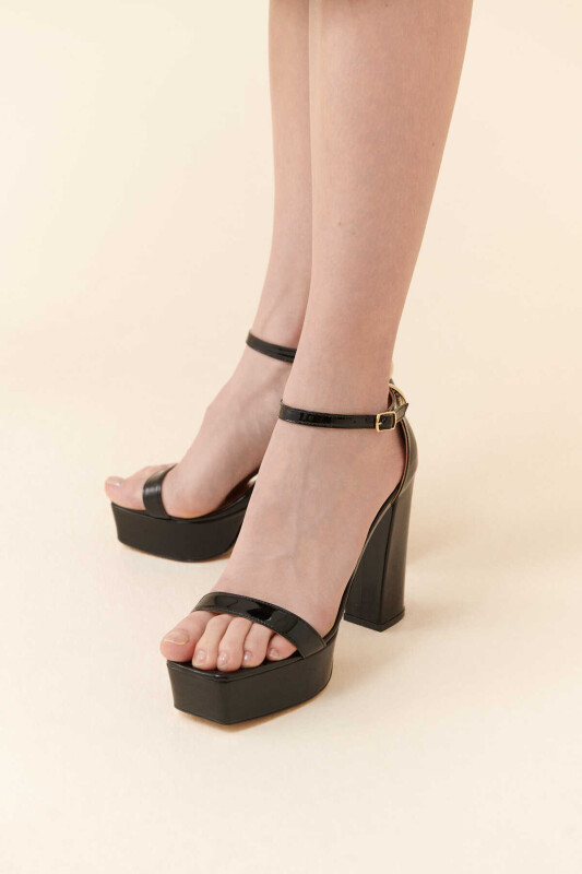  Rengi Trok Detaylı Rugan Topuklu Ayakkabı Siyah Siyah