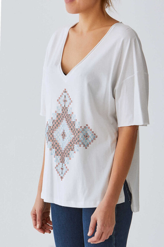 V Yaka Desenli T-Shirt Optik Beyaz - 3